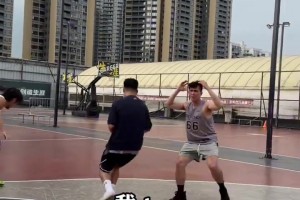 当打篮球的人去踢足球，对面怎么忍住不打人的？？？😂😂😂