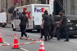 马刺球迷前往麦迪逊花园看球🤣疑似配备了5个保镖保护自己