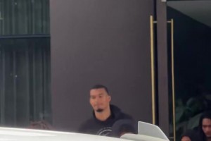 素质在哪？😰纽约球迷埋伏在文班入驻的酒店 并对其问候f**